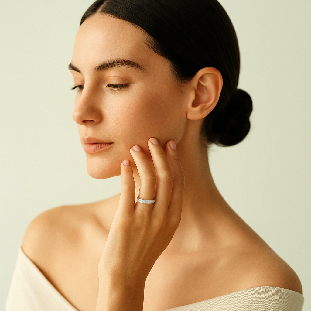Model wearing Salomé Élégante - Bague Argent 925 rhodié